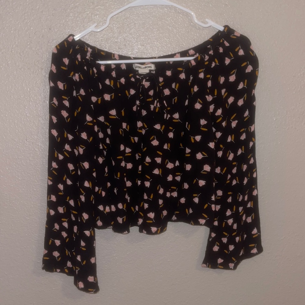 Cute billabong blouse size small :)